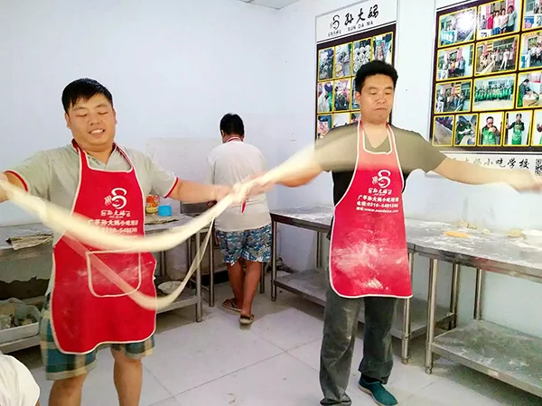学员正在练习拉面