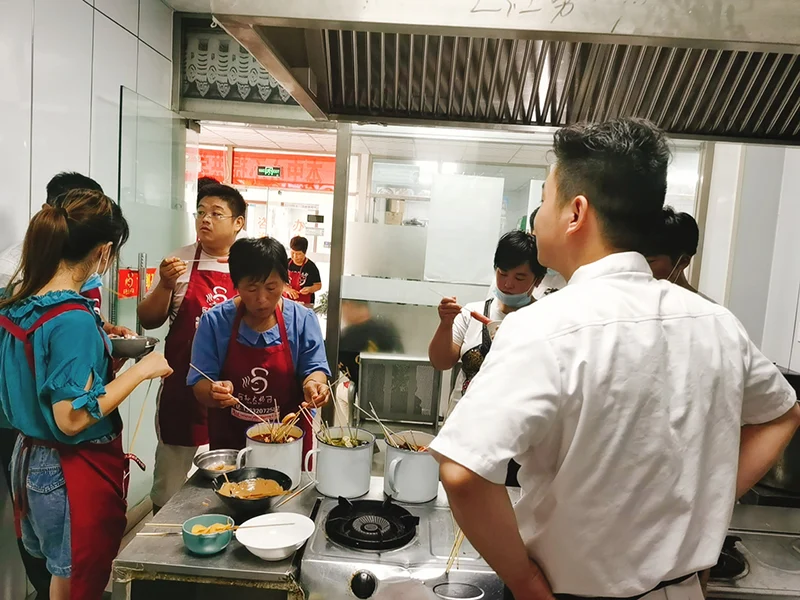 学员在品尝自己的作品