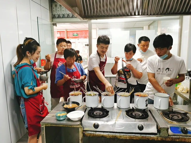 学员在品尝自己做的茶缸串串