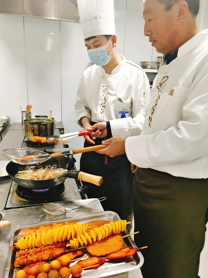 学员正在学习炸串课程