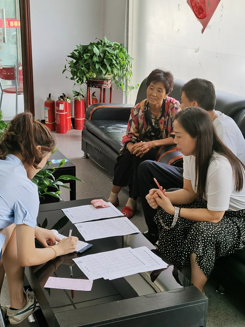 学员正在报名