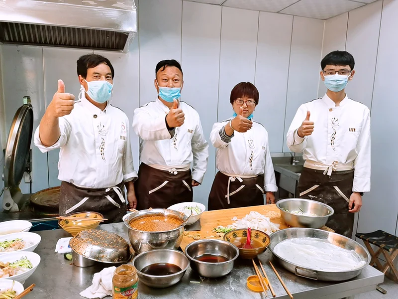 学凉皮的学员